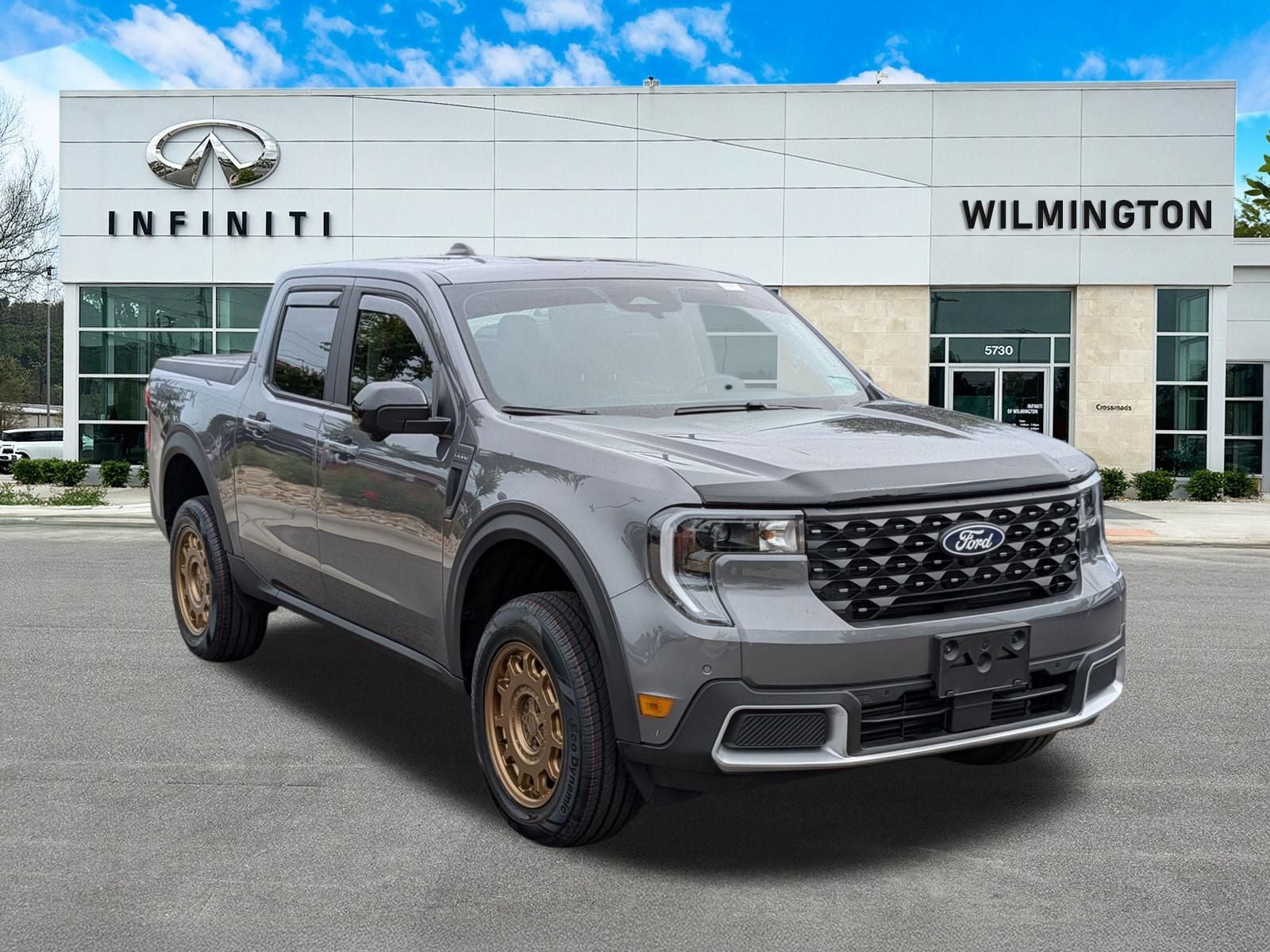 2025 Ford Maverick Lariat in Carbonized Gray Metallic — front three-quarter view
