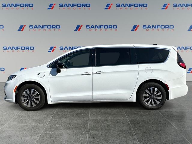 2024 Chrysler Pacifica Hybrid — side profile view