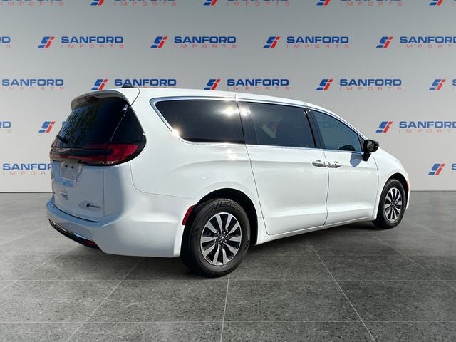 2024 Chrysler Pacifica Hybrid — detail view